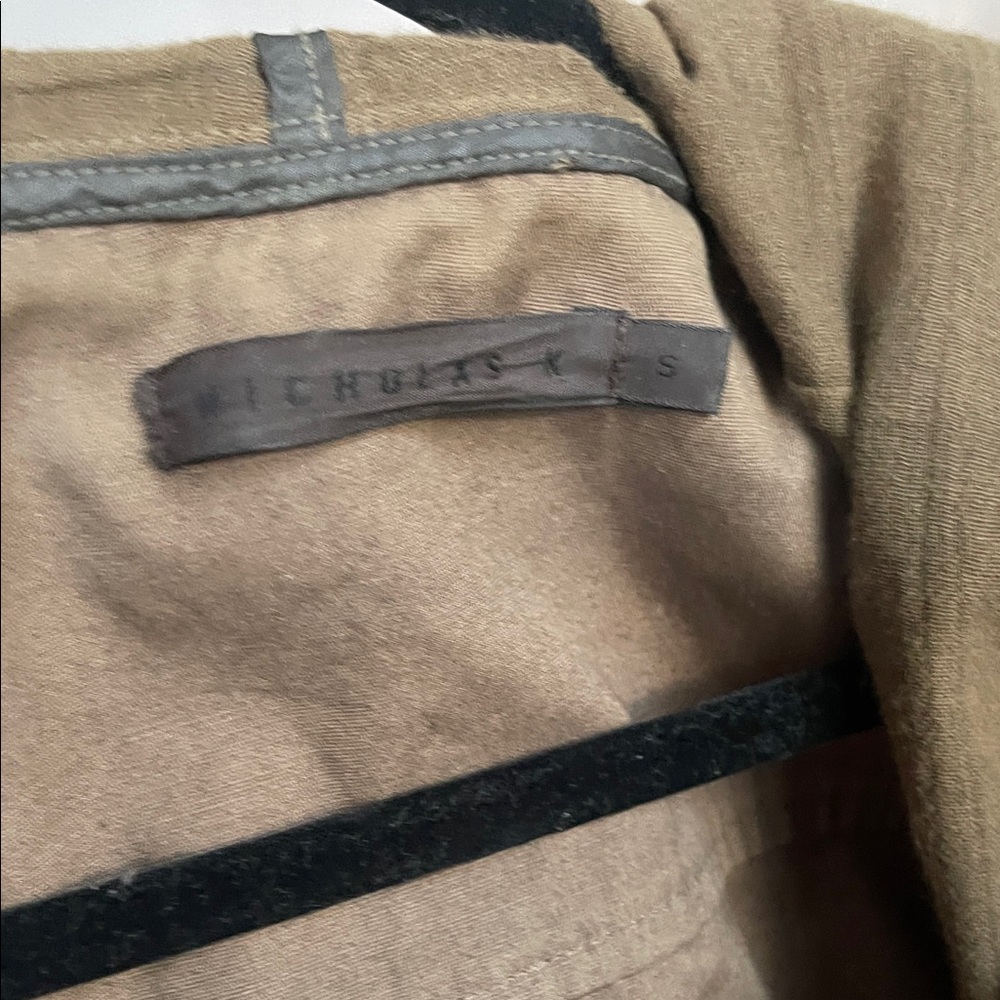 Elegant Brown Draped Short Trench Coat - Picture 3 of 10